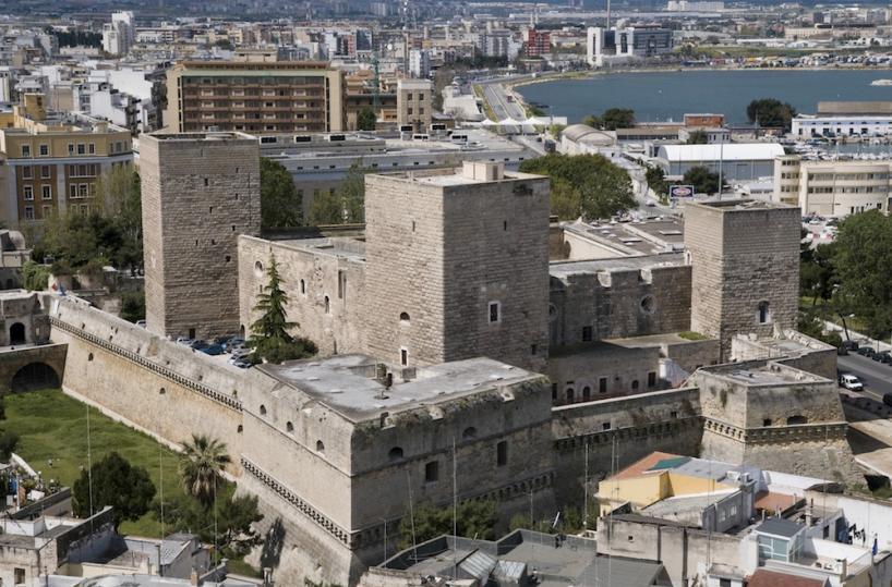 Decaro «ossessiona» Delrioprende corpo parco Castello Bari