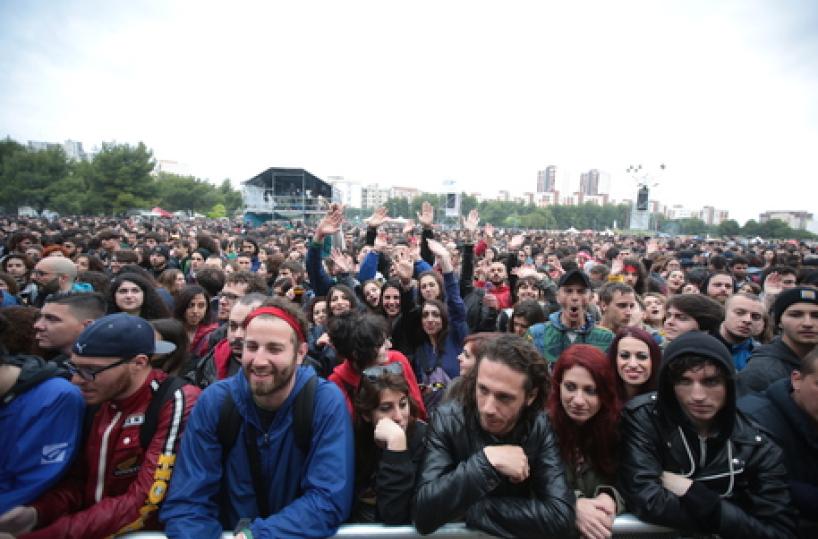 1 maggio,  in migliaia sotto la pioggia a concertone Taranto