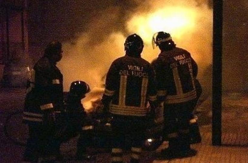 Rogo distrugge negoziodi casalinghi nel leccese