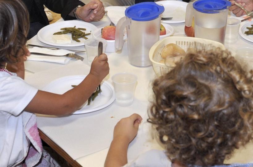 Mense a scuola, intossicati2 bambini: prelievi su una mousse