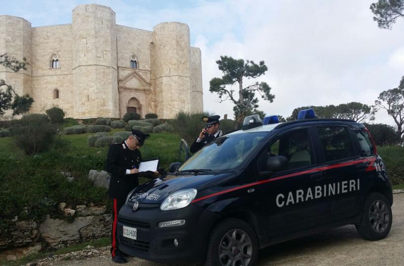 Rubano pali segnaletica  per costruire un gazebo tre arresti ad Andria