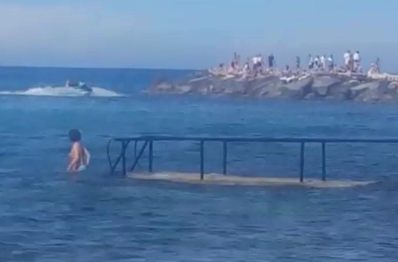 Scorrazzano con l'acqua scooter  a pochi metri dalla spiaggia panico tra i bagnanti a Bari
