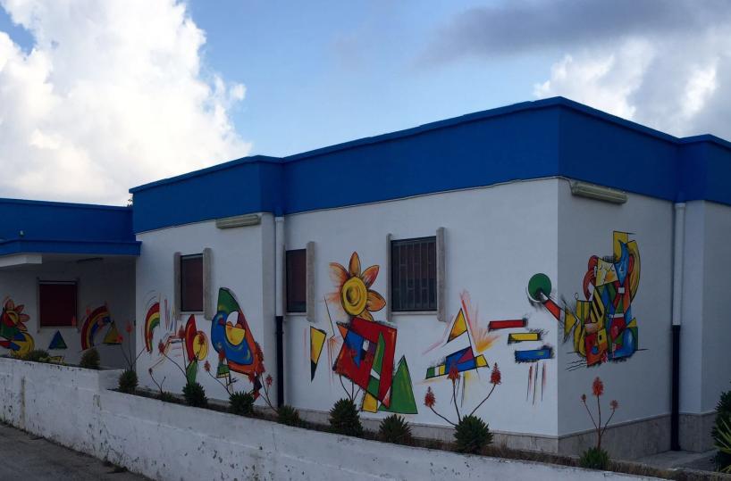 Latiano, genitori e insegnantidipingono pareti della scuola