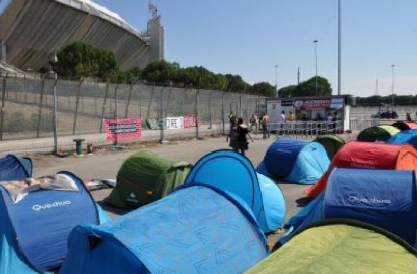 i fan accampati fuori dalla stadio di Bari per il concerto di Vasco Rossi