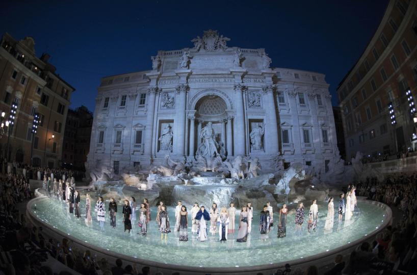 modelle Fendi a fontana di Trevi