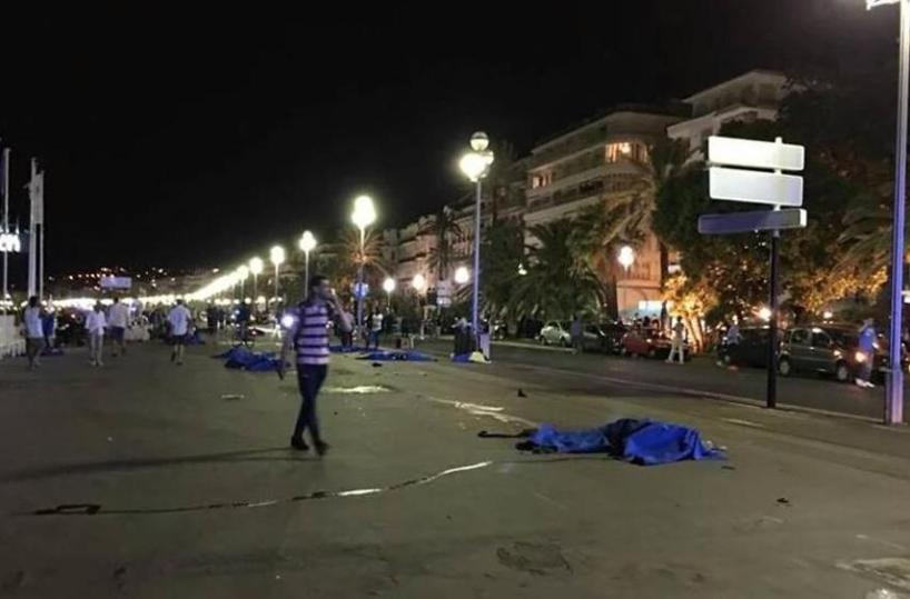 Strage a Nizza, un camion controla folla: almeno 60 morti, 100 feriti