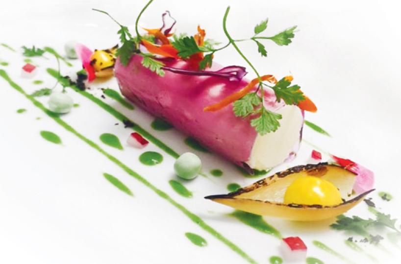 Cannolo di branzino e riso basmati laccato al geldi mirtillo e lamponi, su succo di fagiolini e piselli