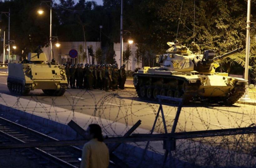 Colpo di stato in TurchiaMilitari a residenti: restate a casa«Abbiamo preso il potere»