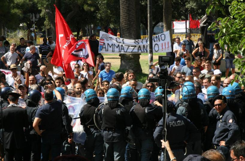 Renzi a Taranto, protesta al museo  I manifestanti: «L'Ilva ci ammazza»
