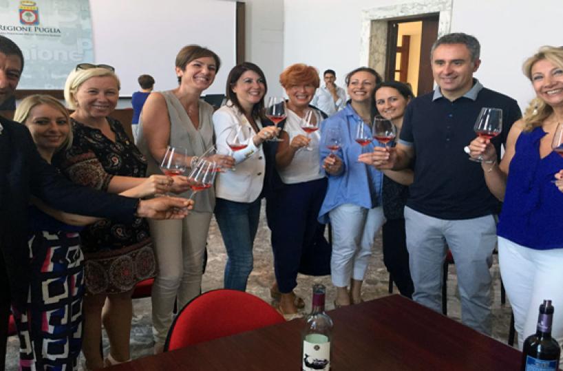 A Margherita di Savoia il brindisiin spiaggia «in rosa» sarà il 5 agosto