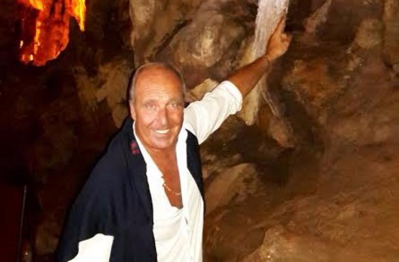 Il ct della Nazionale Ventura e la stalagmite di Castellana a forma di Coppa del mondo