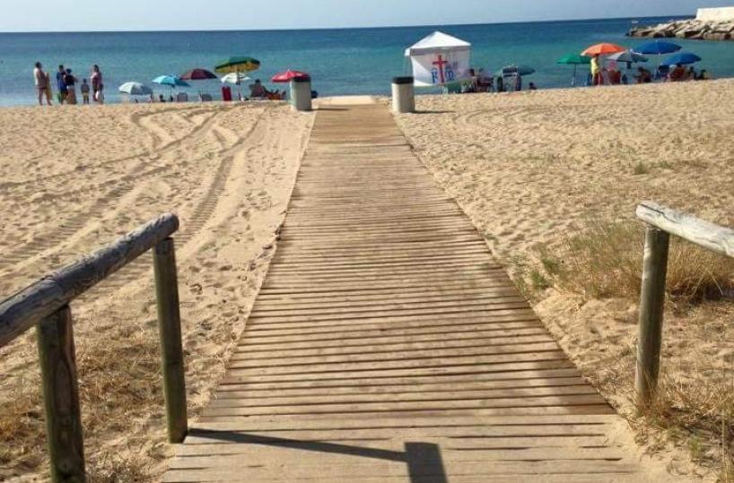 passerella in spiaggia per disabili