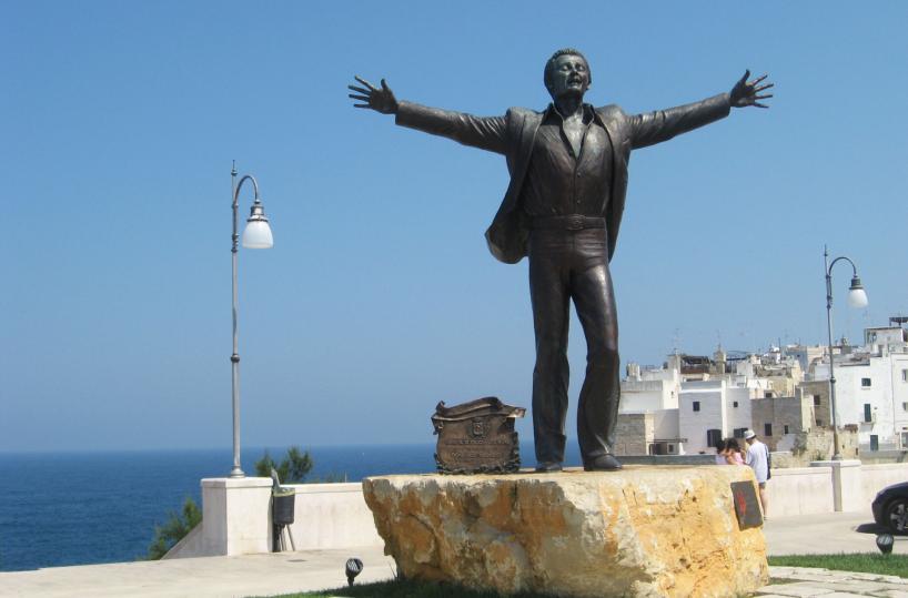 statua domenico modugno a polignano