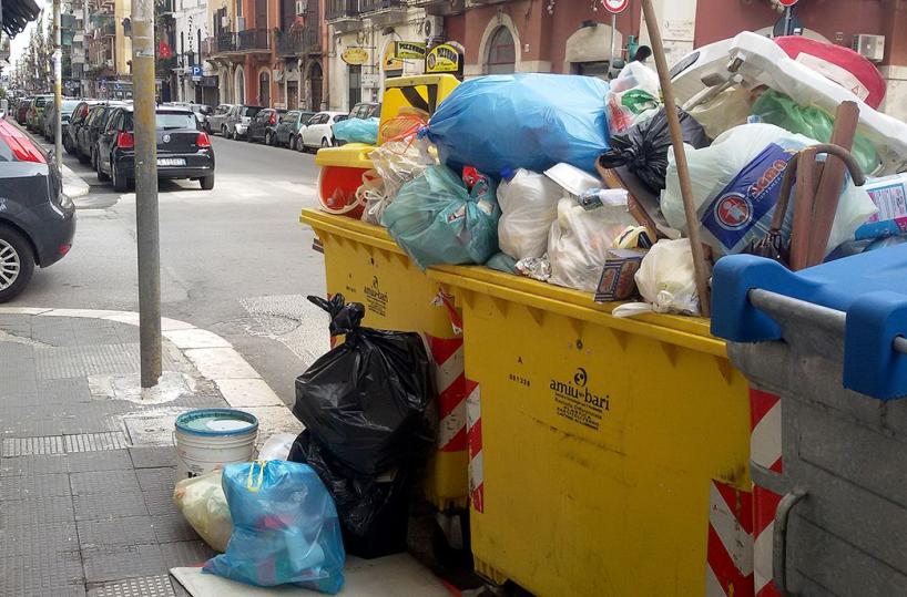 Il ponte di Ferragostocon la spazzatura in casa