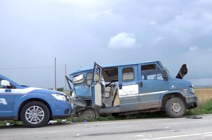 Tir finisce contro pulminodi braccianti: 1 morto, 9 feriti