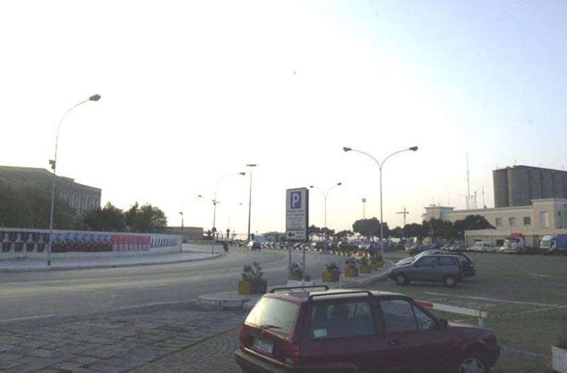 «Ripulisce» auto turistigreci su lungomare: preso