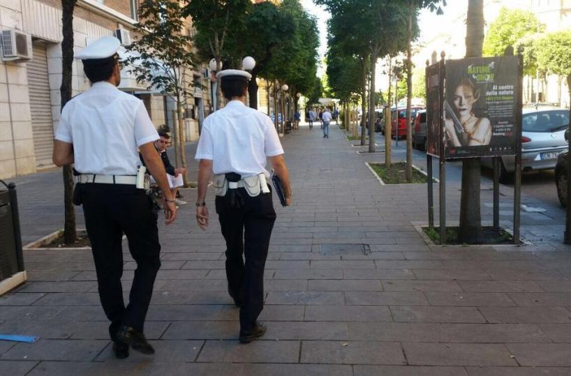Tendopoli, abusivi e rifiutiil blitz dei vigili a Bari