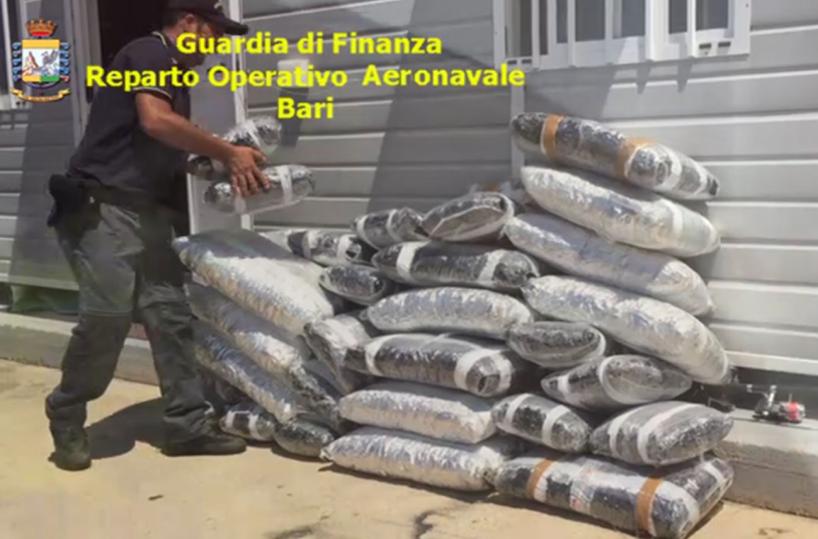 Inseguimento in maresequestrati 400 chili di droga