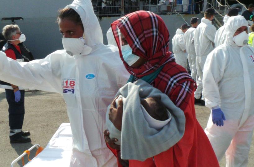 Somala partorisce sul moloIl figlio è italiano: lei resterà