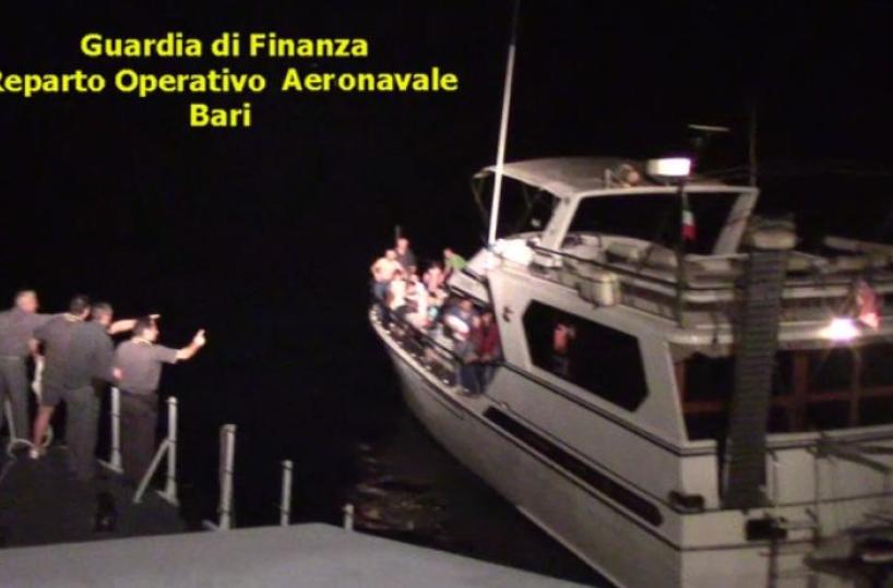 Otranto, bloccato yacht con 84 migranti: anche un cieco