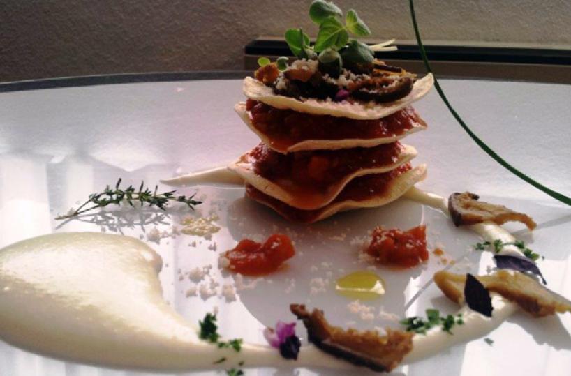 Lasagnetta croccante con podolicasu fonduta di caciocavallo e chips di funghi cardoncelli