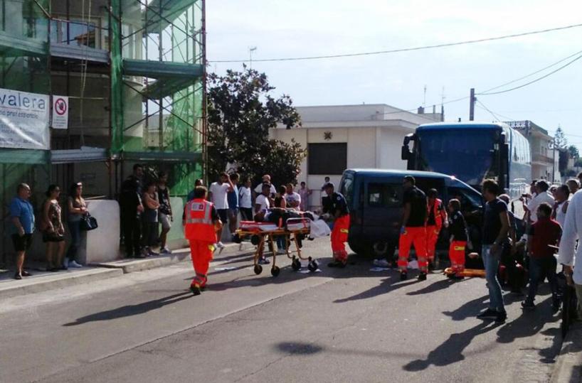 Il pullman piomba sul furgone: un morto