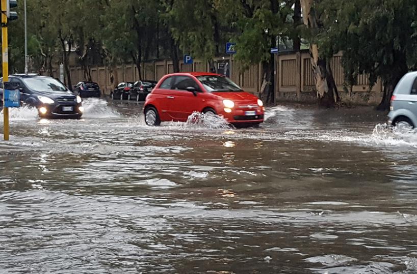Nubifragio a Bari, caos e allagamentiPiove al Palagiustizia: evacuato