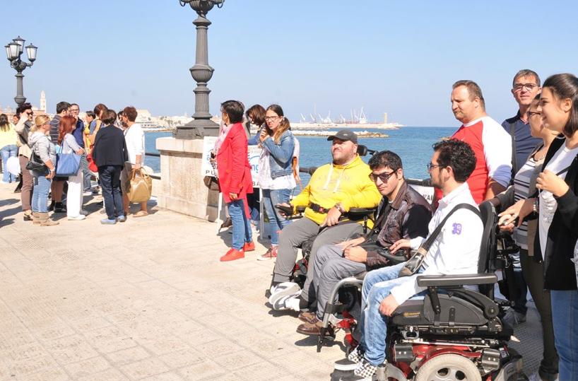 Niente autobus ed educatoriprotestano genitori alunni disabili