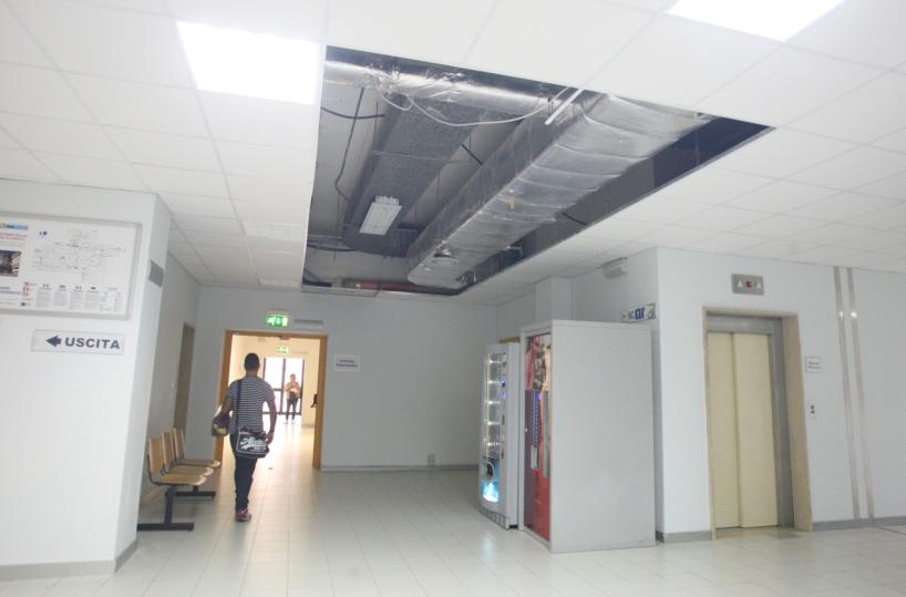 controsoffitto cede in ospedale a Lecce