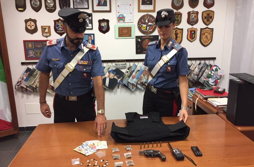 carabinieri trovano armi e droga