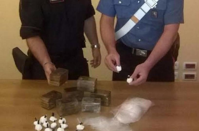 Bari, coniugi spacciatoriin casa tre chili di droga