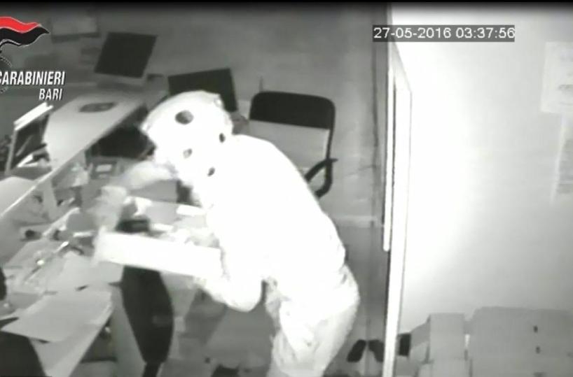 Furti con spaccatecatturato un albanese