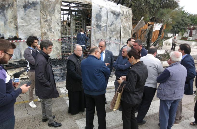 Famiglie sgombrate da ex scuoladovevano alloggiare in chiesa bruciata