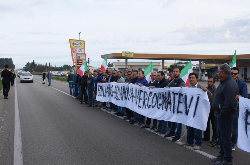 Statale 275, operai bloccano la strada: appello a Emiliano