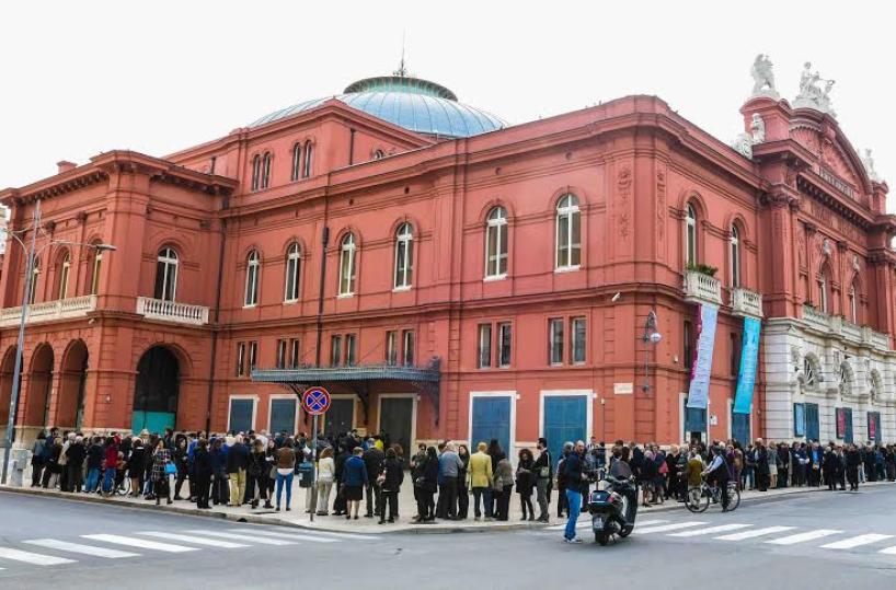 Domenica «storica» e Bari si mette in fila