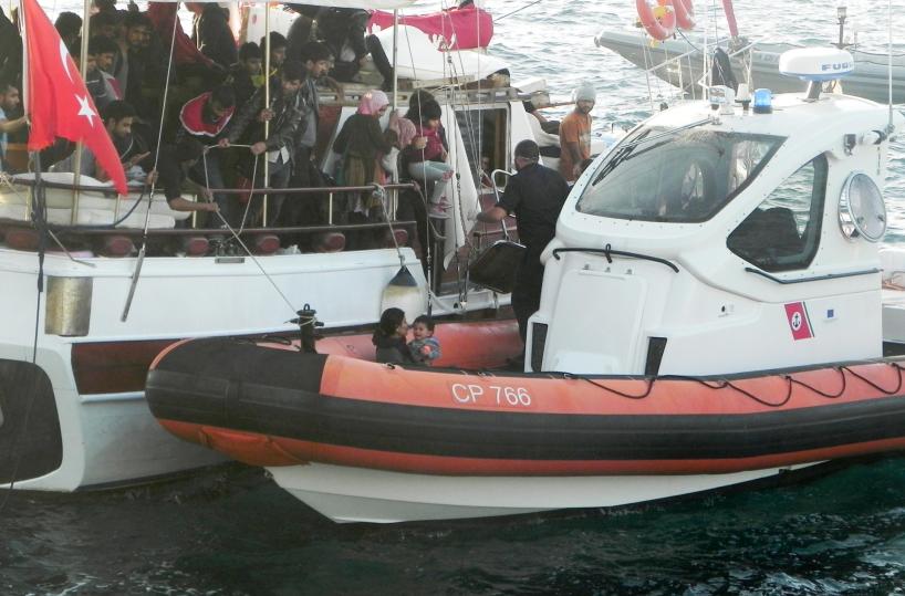 Migranti soccorsi nel Salento su un veliero anche bambini