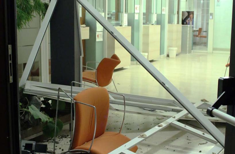 Lavello, assalto al bancomatcon bomba: bottino 25mila €