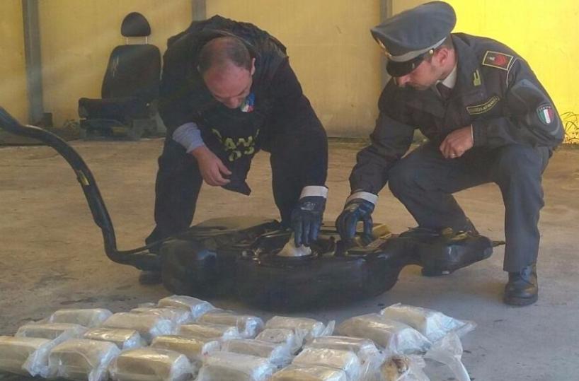 Droga nel serbatoio, in cellaun corriere al porto di Bari