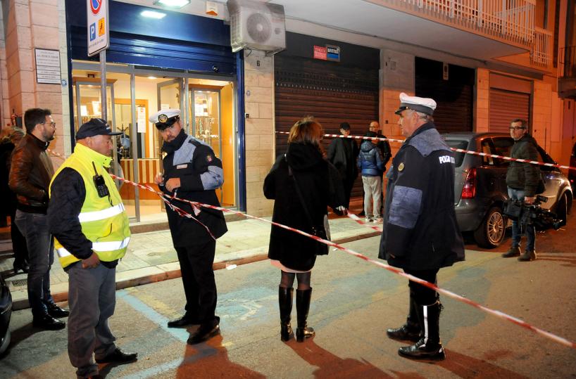 Bitonto, gioielliere reagiscee i rapinatori sparano:  ferito