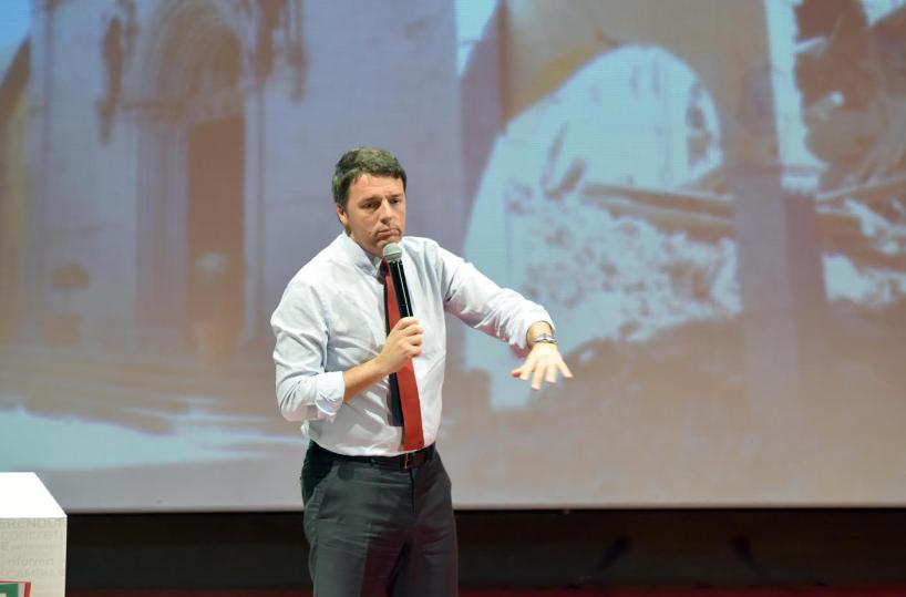 Renzi a Matera, dopo comiziospiega riforma agli studenti