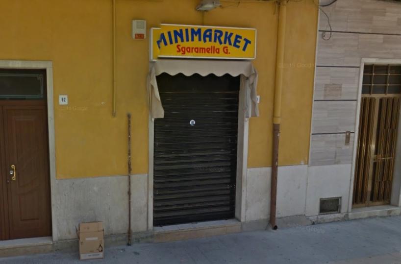 Andria, rapina minimarkettitolari feriti a bottigliate