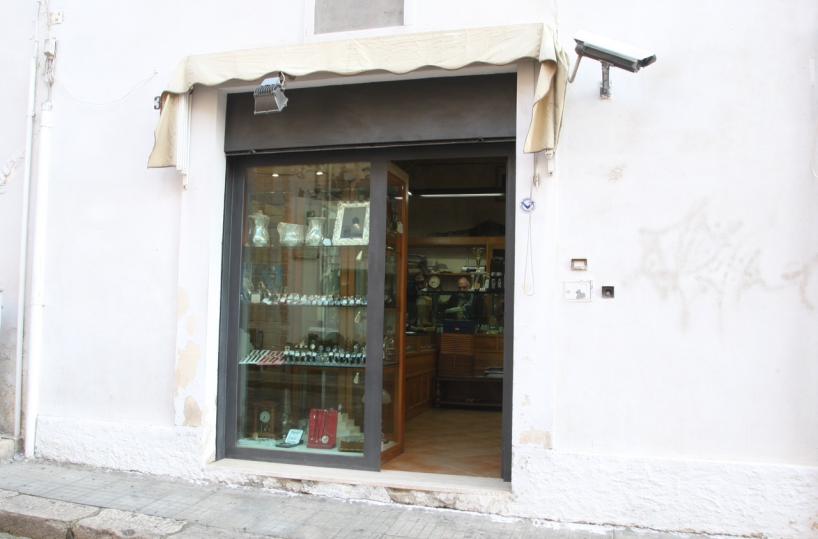 Lecce, spaccata in gioielleriae sparatoria: ferito un bandito