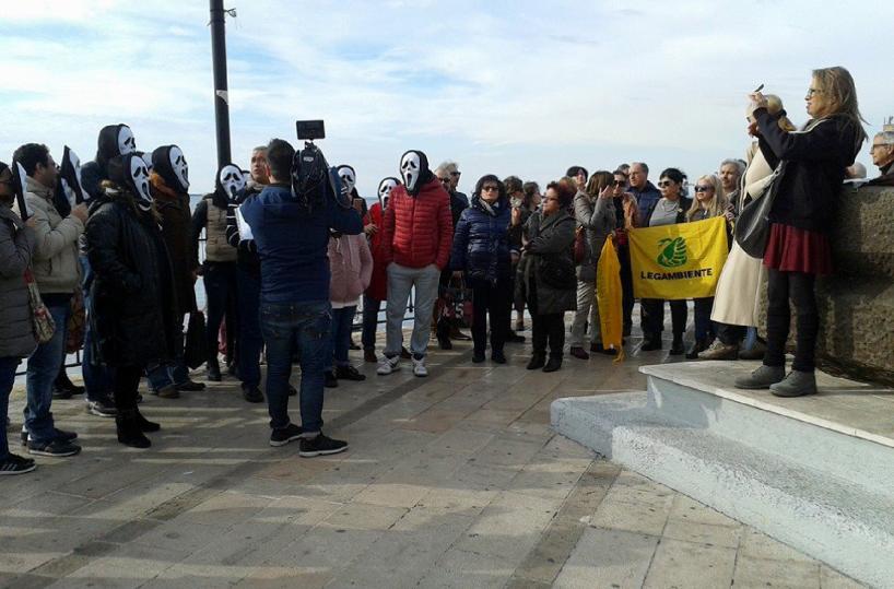 manifestazione a difesa dei delfini a taranto