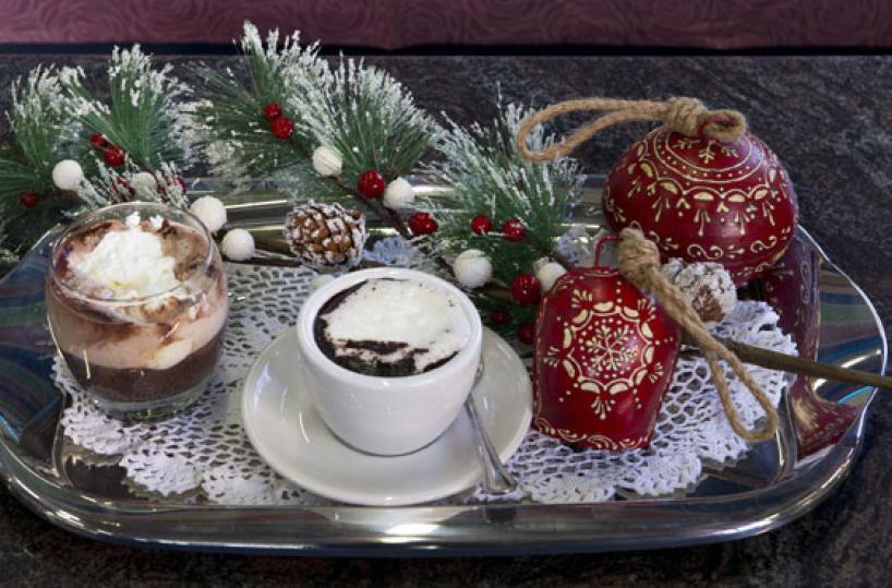 Cioccolata calda e biscotti ricoperti di scaglie di mandorle