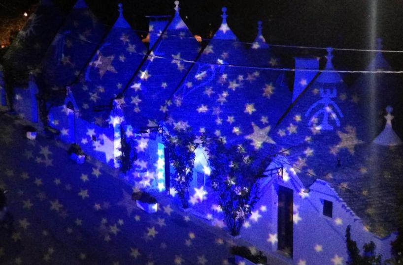 Le sciabolate di luce sui trulli  per un Natale lungo un mese