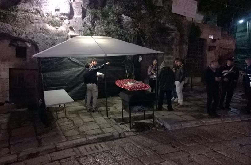 Barbecue e caldarrostemercato fuorilegge nei Sassi
