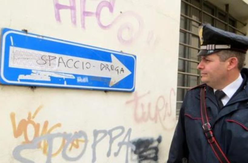 Segnale stradale indica centrale spaccio, un arresto