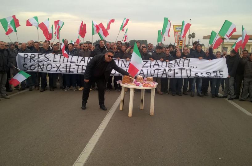 Statale 275, occupazione continuaper l'appalto che riparte da zero