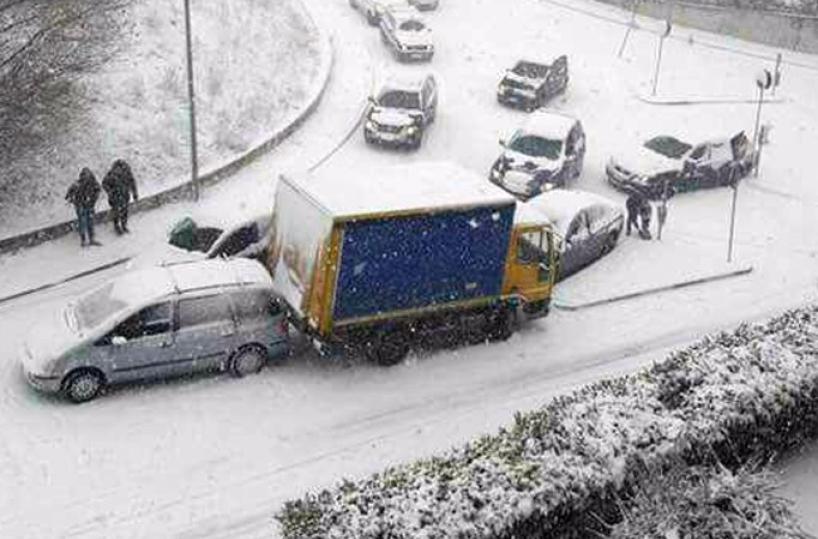 Maltempo, nevica a Potenza il traffico cittadino va in tilt