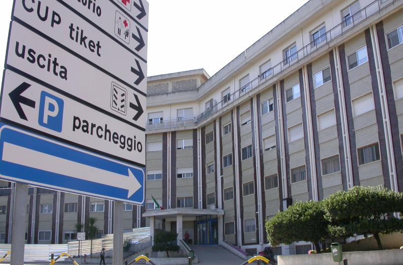 Intonaco sui bimbi che dormono in pediatria all'ospedale di Corato